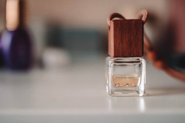 Beyaz plastik masada araba hava spreyi ile küçük cam şişe.