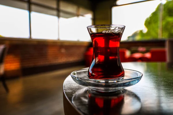 Glas Tee auf dem Tisch, traditionelles türkisches Heißgetränk. — Stockfoto