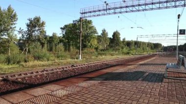 Tren istasyonu geçen tren
