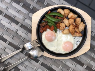 Tavuk Sıcak tava ve ahşap kızarmış yumurta ve sebze ile ızgara