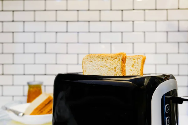 Pão de trigo inteiro na torradeira com geléia de laranja para café da manhã saudável — Fotografia de Stock
