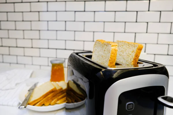 Pão de trigo inteiro na torradeira com geléia de laranja para café da manhã saudável — Fotografia de Stock
