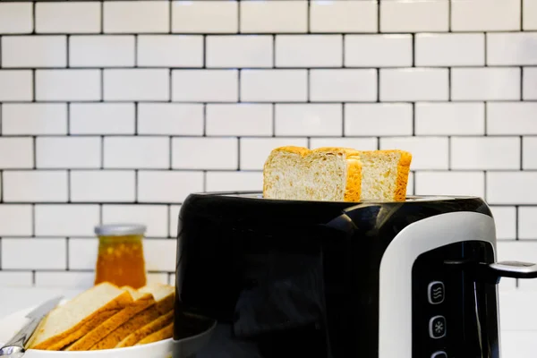 Vollkornbrot auf Toaster mit Orangenmarmelade für ein gesundes Frühstück — Stockfoto