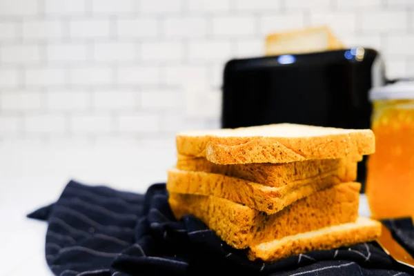Fullkornsbröd på brödrost med apelsinsylt Flaska för hälsosam — Stockfoto
