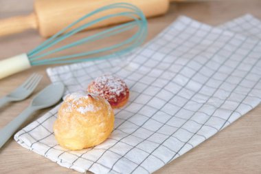 Fırında Tarifi Evde Yaz Partisi. Rollin ile Peynirli Kek yemeği