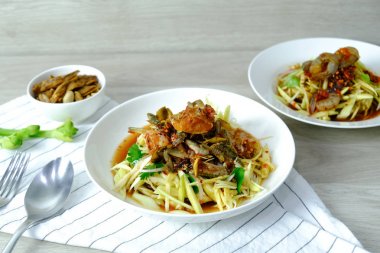 Karidesli Papaya Salatası. Tay yemekleri menüsü Somtum.