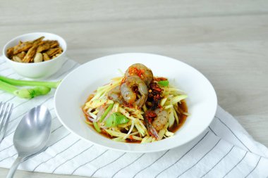 Karidesli Papaya Salatası. Tay yemekleri menüsü Somtum.