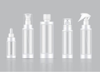 Şişe Mock kadar Şeffaf Gerçekçi Cilt Bakımı Ürün Spreyi, Köpük sabun, Damlalık Serum, Pompa Losyon Ambalaj izole arka plan illüstrasyon