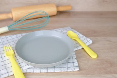 Boş çanak veya tabak pastel renkli Fırın Parti Kahvaltı evde.