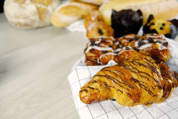Хліб, круасани, булочки шоколад хлібобулочні партія сніданок в Hom — стокове фото