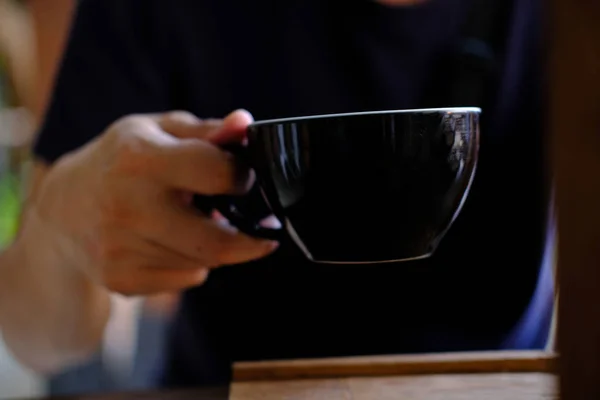 Hånd Hold Kop Kaffe Menu Drik Slap Træbord Tekstur Plads - Stock-foto