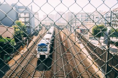 Sisli bir günde bir şehir surronded binalar tarafından üzerinde tren