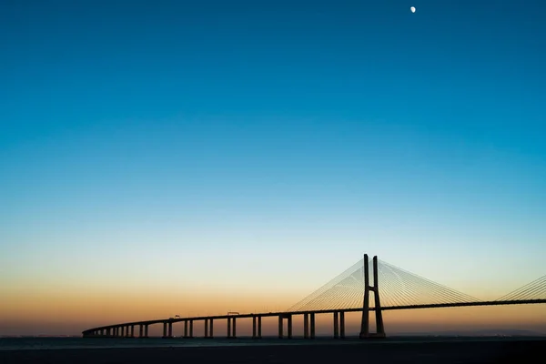 Günbatımında Vasco Gama Köprüsü Açık Gökyüzü Ile — Stok fotoğraf
