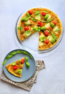  pesto sos ile pizza, mozzarella, fesleğen, roka