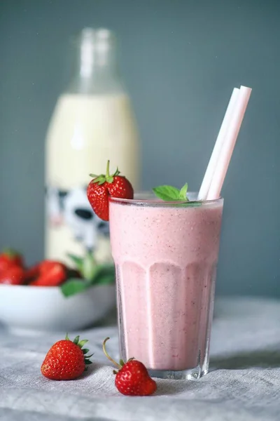 Bir bardak çilekli milkshake.