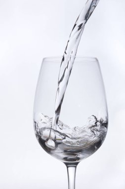 Su şişesi, içeriğini bir cam kaba dökme