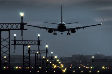 Akşam üzeri bir Havalimanı İspanya'nda iniş uçak