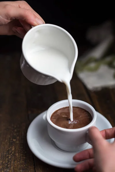 To reduce the chocolate in a cup with a little milk until getting the point of each one is one of the greatest pleasures of life.