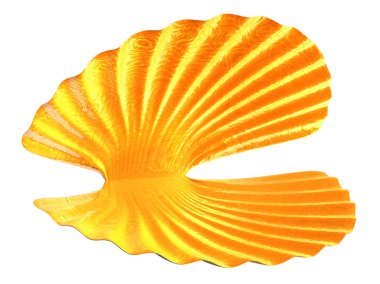 Beyaz bir arka plan tasarımı için altın kaplı deniz kabuğu'nu açın. 3D render