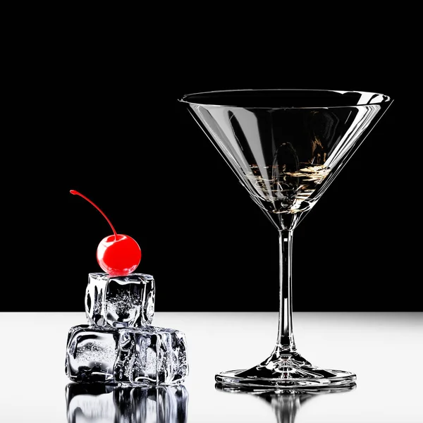 Ein Glas Martini Auf Dem Tisch Der Nähe Liegen Eiswürfel — Stockfoto