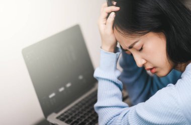 Asyalı bir kadın küresel salgınla ilgili haberleri kontrol ettikten sonra bunalıma giriyor. Akıl sağlığını kontrol altına alın. Coronavirüs salgını