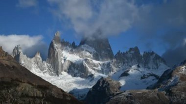 Fitz Roy 'un zirvesindeki güzel zaman dilimi. Patagonya, Arjantin. Dağda güneşli bir gün. Seyahat, ölmeden önce yapılacaklar listesi, yürüyüş, rüyaları gerçekleştirmek, aşk doğası, temiz gökyüzü kavramı.