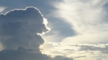 Yağmurdan önce bulutlu güzel mavi gökyüzünün hızlandırılmış görüntüleri