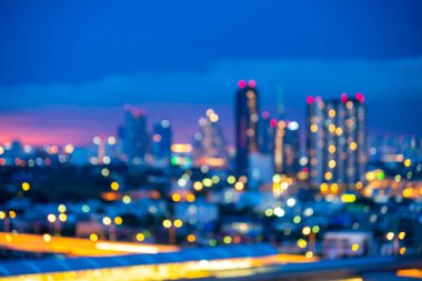 Bangkok şehrinin silueti ile gece gökyüzünün bulanık arkaplanı