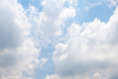 Bulut ve gökyüzü güneşli bir günde