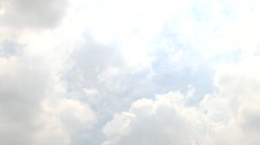 Bulutların ve gökyüzünün güneşli bir günde 4K zaman çizelgesi