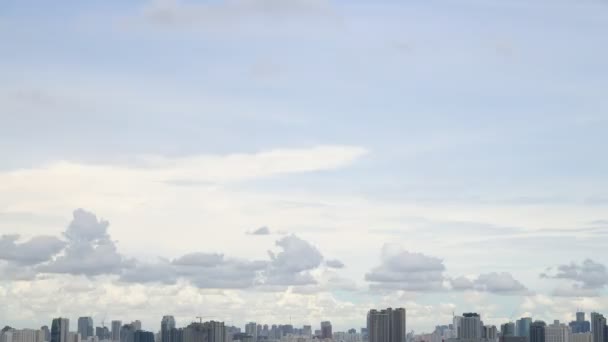 晴れた日に街のスカイラインと雲と空のビデオ4Kタイムラプス — ストック動画