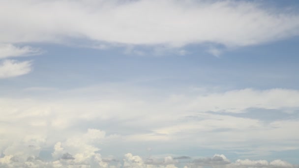 晴れた日に雲と空のビデオ4Kタイムラプス — ストック動画