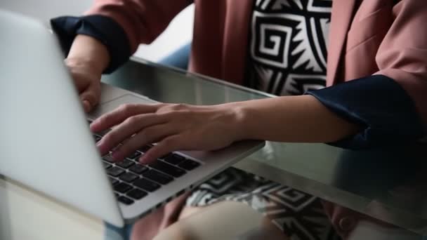 Mão Está Digitando Trabalhando Laptop — Vídeo de Stock