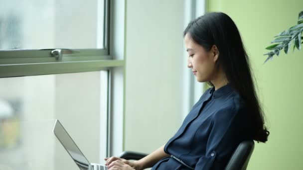 Aziatische Jong Vrouw Werken Een Laptop — Stockvideo