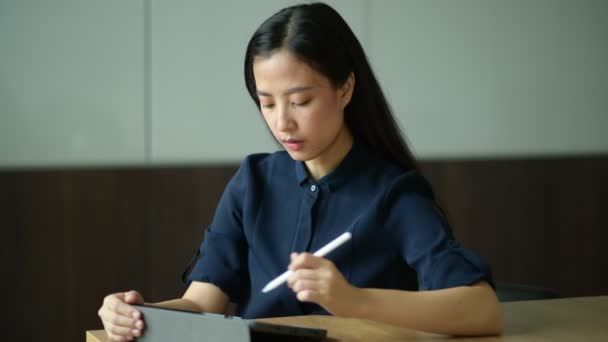 Ofiste Tablet Kullanan Asyalı Genç Kadını — Stok video