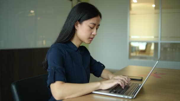 Dizüstü Bilgisayarla Çalışan Asyalı Genç Bir Kadını Mutluluk Başarı Duygusu — Stok video