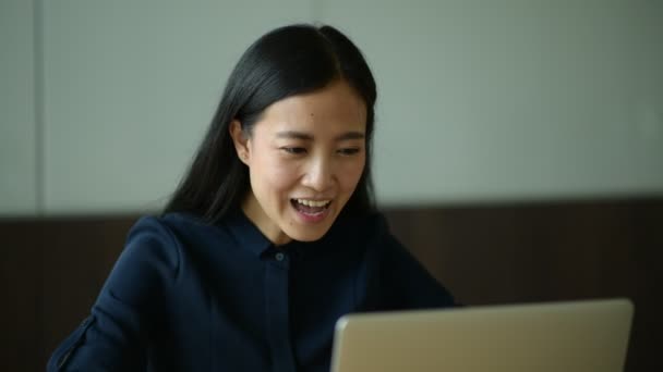 Dizüstü Bilgisayardaki Asyalı Genç Kadını Video Konferansı Mutluluk Başarı Duygusu — Stok video