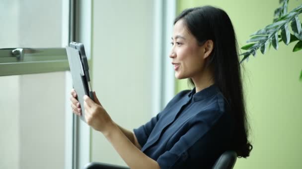 Azjatycka Młoda Bizneswoman Wideokonferencja Tablecie Koncepcja Szczęśliwości Udanej Emocji — Wideo stockowe
