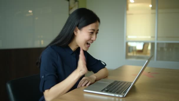 Asiática Jovem Empresária Videoconferência Computador Portátil Felicidade Conceito Emoção Sucesso — Vídeo de Stock