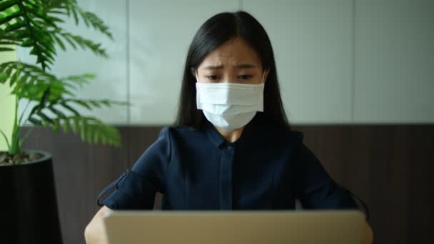 Azjatycka Młoda Bizneswoman Nosi Maskę Twarzy Pracując Komputerem Biurze Koncepcja — Wideo stockowe