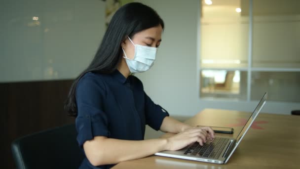 Azjatka Masce Pracuje Laptopie Koncepcja Szczęśliwości Udanej Emocji — Wideo stockowe