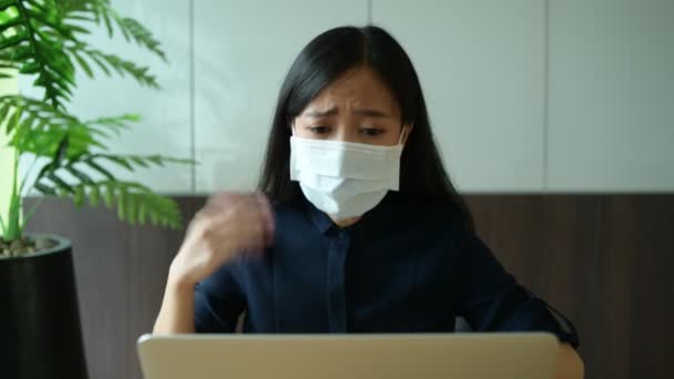 Azjatycka Młoda Bizneswoman Nosi Maskę Twarzy Pracując Komputerem Biurze Koncepcja — Wideo stockowe