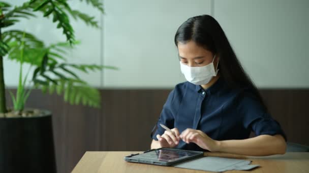 Azji Młody Biznes Kobieta Nosi Maskę Twarzy Pracy Tablecie Laptopie — Wideo stockowe