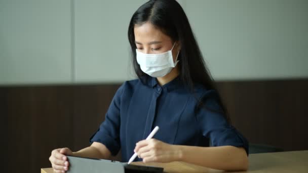 Azji Młody Biznes Kobieta Nosi Maskę Twarzy Pracy Tablecie Laptopie — Wideo stockowe