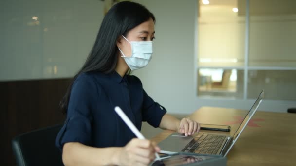 Azji Młody Biznes Kobieta Nosi Maskę Twarzy Pracy Laptopie — Wideo stockowe