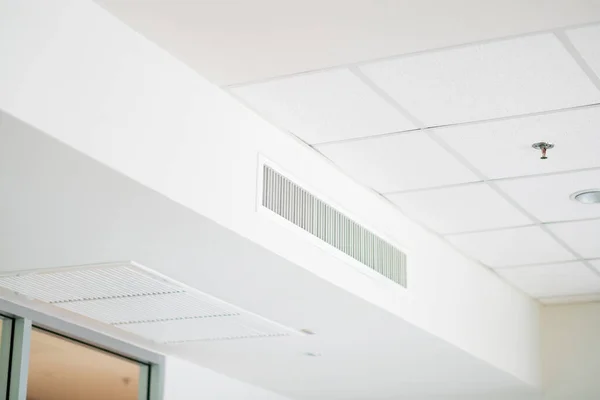 Duvarında klima olan modern ofis içi.