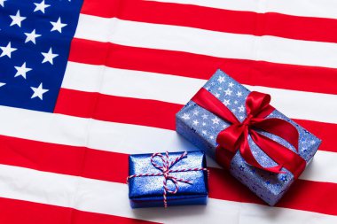 4 Temmuz Amerikan Mutlu Bağımsızlık Günü kartı. Beyaz arka planda Amerikan bayrağı olan hediye kutuları. Düz konum, üst manzara, kopyalama alanı, pankart.
