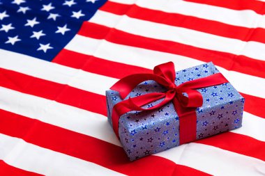 4 Temmuz Amerikan Mutlu Bağımsızlık Günü kartı. Beyaz arka planda Amerikan bayrağı olan hediye kutuları. Düz konum, üst manzara, kopyalama alanı, pankart.