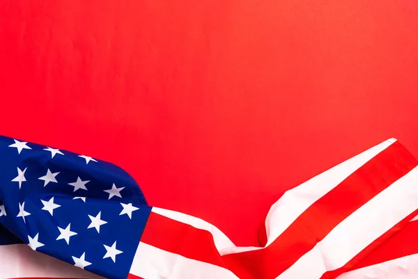Anma Günü için kırmızı zemin üzerinde Amerikan bayrağı, 4 Temmuz, İşçi Bayramı