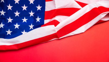 Anma Günü için kırmızı zemin üzerinde Amerikan bayrağı, 4 Temmuz, İşçi Bayramı